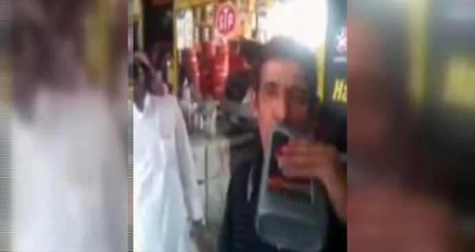 Suudi Arabistanlı adam, motor yağını su gibi içiyor görseli