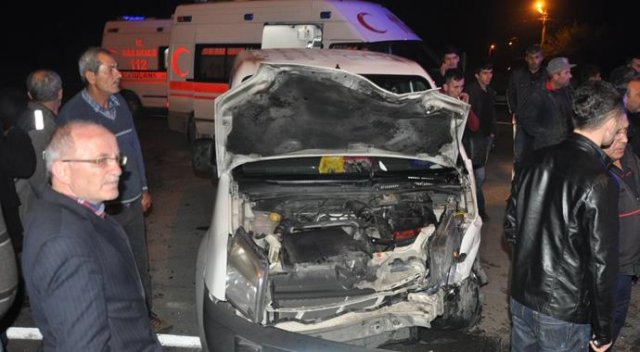 Otomobille hafif ticari araç çarpıştı: 6 yaralı görseli
