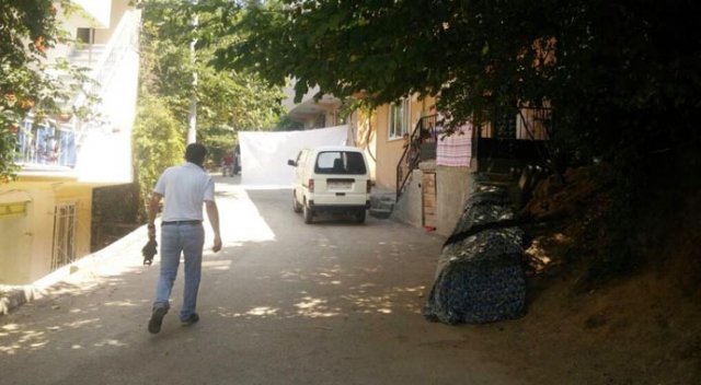 Komşusunu kafasına keser saplayarak öldürdü görseli