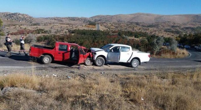 Konya'da kamyonetler çarpıştı, 2 kişi öldü görseli