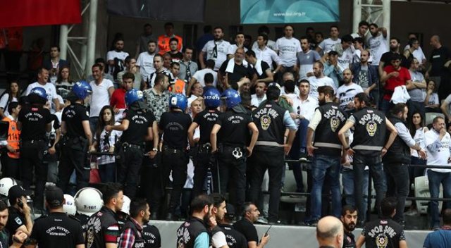 Derbi maçta tribünler boşaltılıyor! görseli