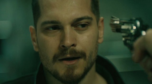 İçerde'de Celal Baba Sarp'ı vuruyor görseli