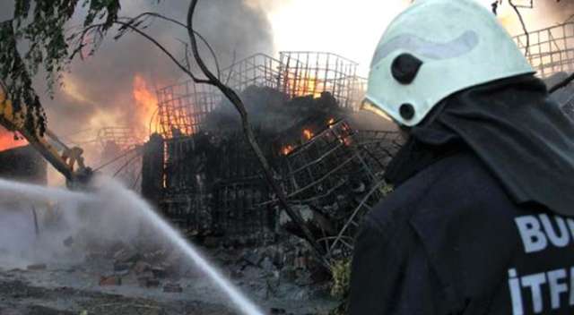 Bursa'daki boya imalathanesindeki yangın kontrol altına alındı görseli