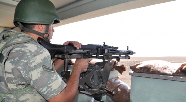 Elleri tetikte, gözleri sınırda görseli