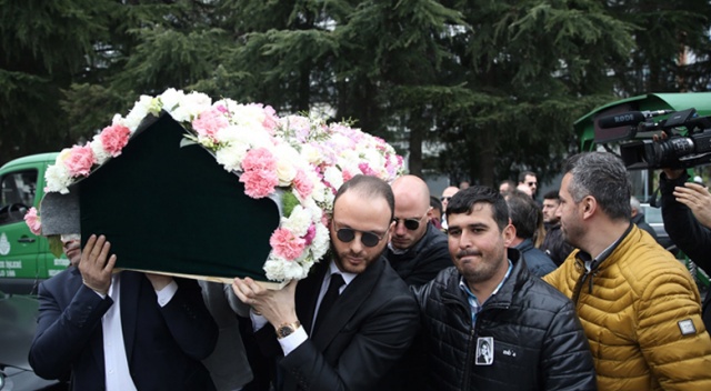 Mina Başaran'ın nişanlısı mezarlığa gidip bu çiçeği bıraktı görseli
