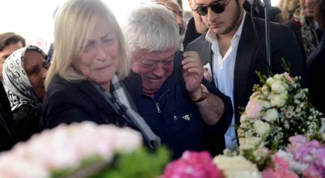 Mina Başaran'ın tabutunu nişanlısı omuzladı, gözyaşları sel oldu görseli