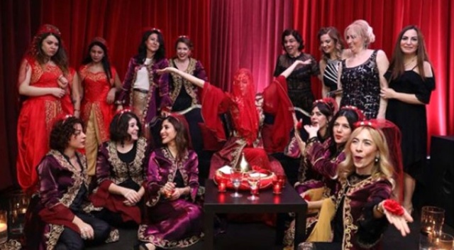 Ünlü sunucu Simge Fıstıkoğlu, kına gecesi yaptı görseli