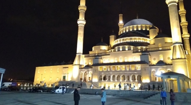 Başkent’te ilk teravih namazında camiler doldu taştı görseli