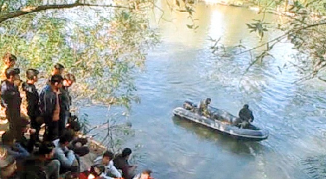 Yunanistan, mültecileri işte böyle gönderiyor görseli