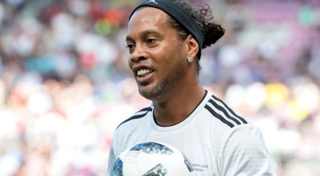 Ronaldinho, sahte pasaport iddiası nedeniyle gözaltına alındı görseli