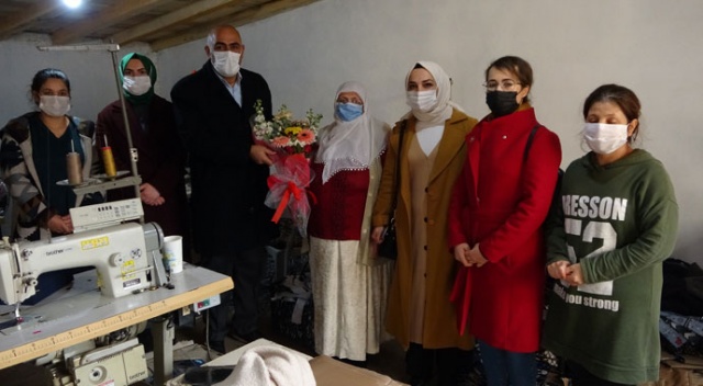 65 yaşındaki fedakar anneye hayatındaki ilk çiçek Bakan Selçuk’tan görseli