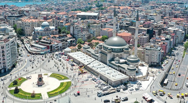 Taksim Camii ibadete açıldı görseli