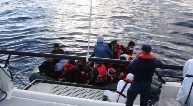 17 düzensiz göçmen kurtarıldı görseli