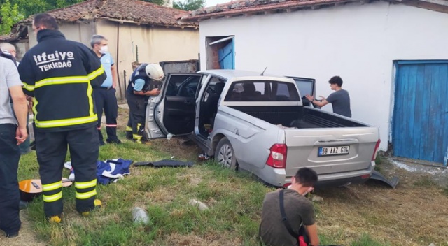 Alkollü sürücü elektrik direğine çarptı: Yaralılar var görseli