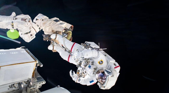 Astronotlar uzay yürüyüşüne çıktı görseli