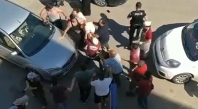 Çocuklar tartıştı, aileler dövüştü görseli