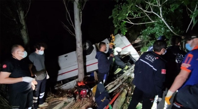 İki araç uçuruma yuvarlandı: 3 ölü, 5 yaralı görseli