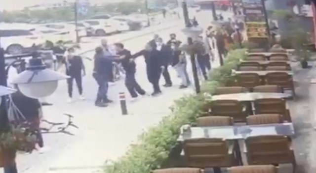 Karısını döven adama meydan dayağı görseli