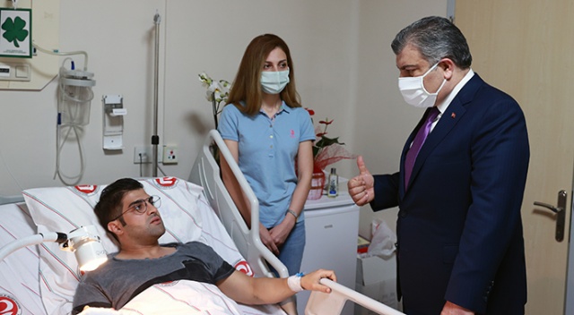 Sağlık Bakanı Koca'dan bıçaklı saldırıya uğrayan doktora ziyaret görseli