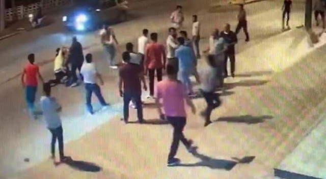 Husumetliler sokak ortasında kavga etti: Yaralılar var görseli