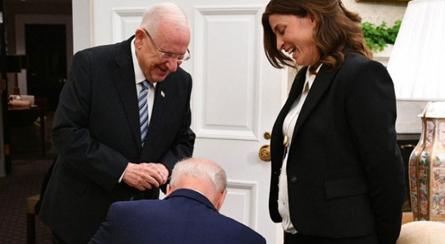 Joe Biden diz çöktü! görseli