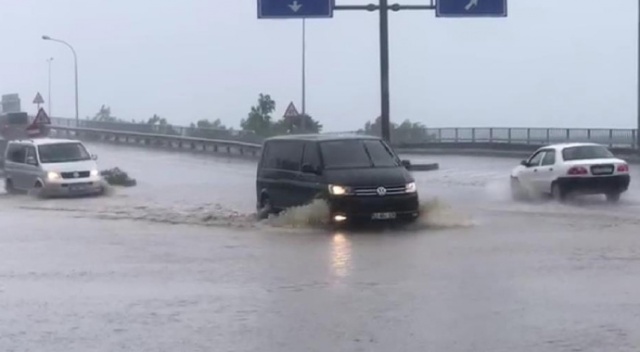 Rize'de şiddetli yağış sürücülere zor anlar yaşattı görseli
