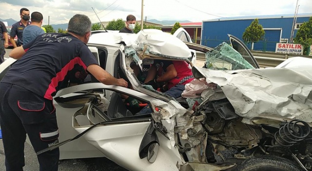 Sakarya'da otomobil tırın altına girdi, çok sayıda yaralı var görseli
