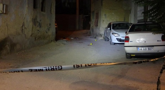 Sokakta karşılaşan husumetliler kavga etti görseli