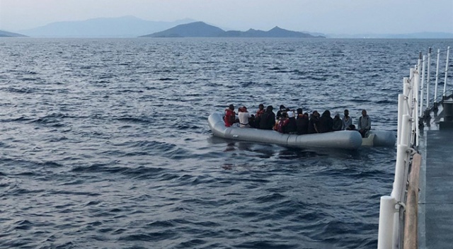 100 göçmenin yelkenliyle göçü Sahil Güvenlik'e takıldı görseli