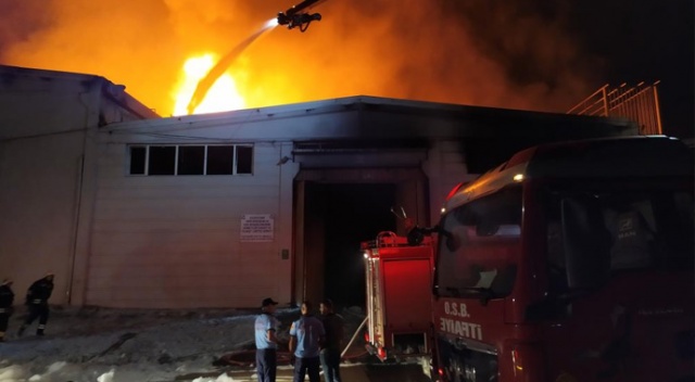 Boya fabrikasında dev yangın, 3 saatte kontrol altına alındı görseli