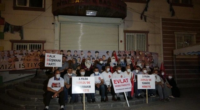 Evlat nöbeti tutan acılı aileler: 3 Eylül'de bütün dünyayı burayı buraya bekliyoruz görseli