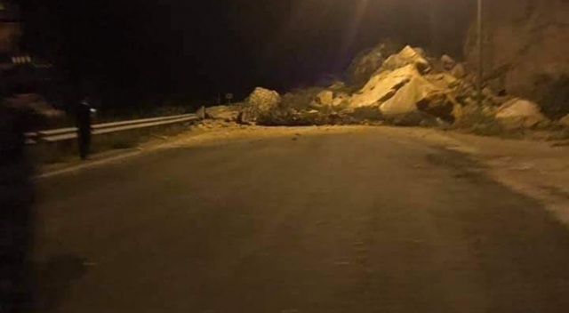 Karabük-Yenice yolu heyelan sonucu ulaşıma kapandı görseli