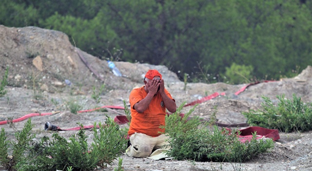 Manavgat'ta duygulandıran görüntü: Alevlerin arasında namaz kıldı görseli
