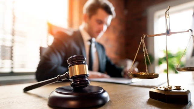 Avukat, müvekkilini 42 milyon TL dolandırdı görseli