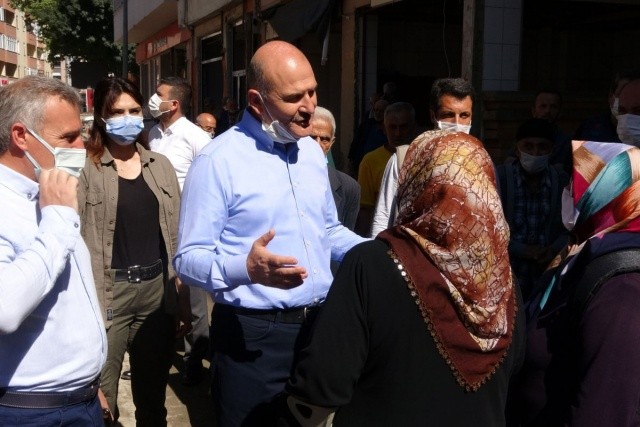 Bakan Soylu'dan selzede kadına: 1 yılda evlerinize gireceksiniz görseli