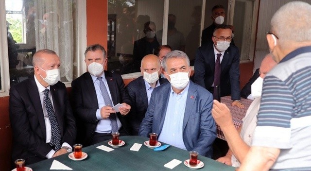 Erdoğan vatandaşın davetini geri çevirmedi, çay içti görseli