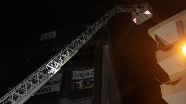 Gebze'de 7 katlı bir binada yangın çıktı görseli