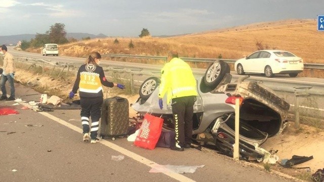 Kızlarını üniversite kaydına götüren aile kaza yaptı: 1 ölü, 3 yaralı görseli