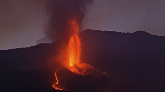 La Palma Adası'ndaki yanardağın lavları 462 evi yaktı görseli