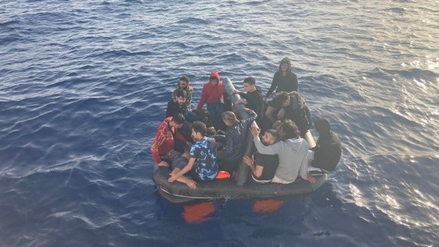 Marmaris'te ölüme itilen 48 göçmen kurtarıldı görseli