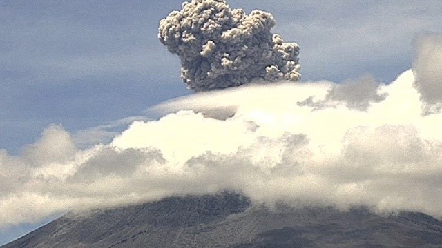 Meksika'daki Popocatepetl Yanardağı'nda patlama oldu görseli
