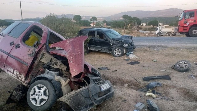 Muğla'da iki araç çarpıştı, ölü ve yaralı var görseli