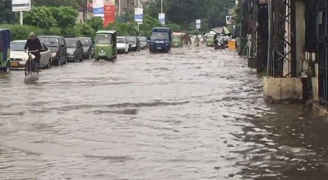 Pakistan’da şiddetli yağışlar felakete sebep oldu: Ölüler ve yaralılar var görseli