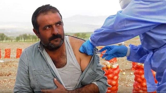 Sağlık Bakanı Koca paylaştı! Soğan tarlasında koronavirüs aşısı görseli
