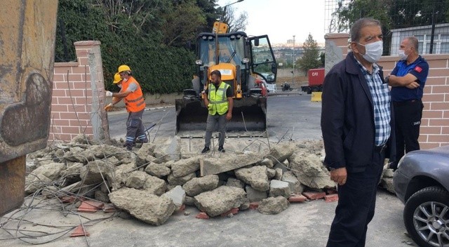 Site sakinlerinden kapı yıkımına tepki görseli