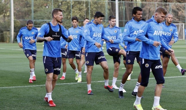Sivas maçı hazırlıklarını tamamlayan Fenerbahçe kampa girdi görseli