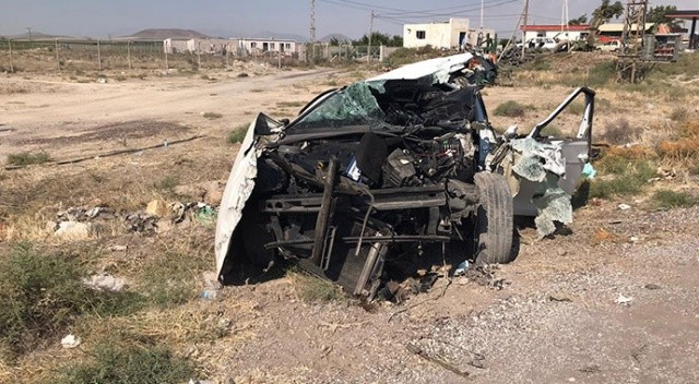 Tıra arkadan çarpan otomobil hurdaya döndü! görseli