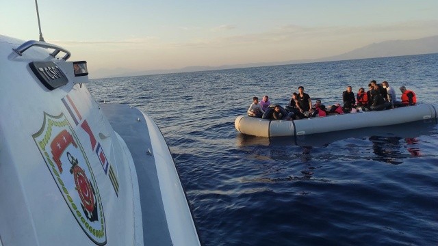 Yunanistan'ın Türk kara sularına ittiği 49 göçmen kurtarıldı görseli