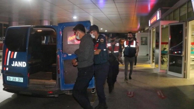 Yurt dışına kaçarken yakalanan  FETÖ'cüden 5'i tutuklandı görseli