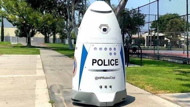 ABD sokaklarında robot polis devriye geziyor! görseli